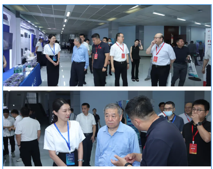 劉剛,王海潔為G7高校實(shí)驗(yàn)室管理工作聯(lián)盟揭牌